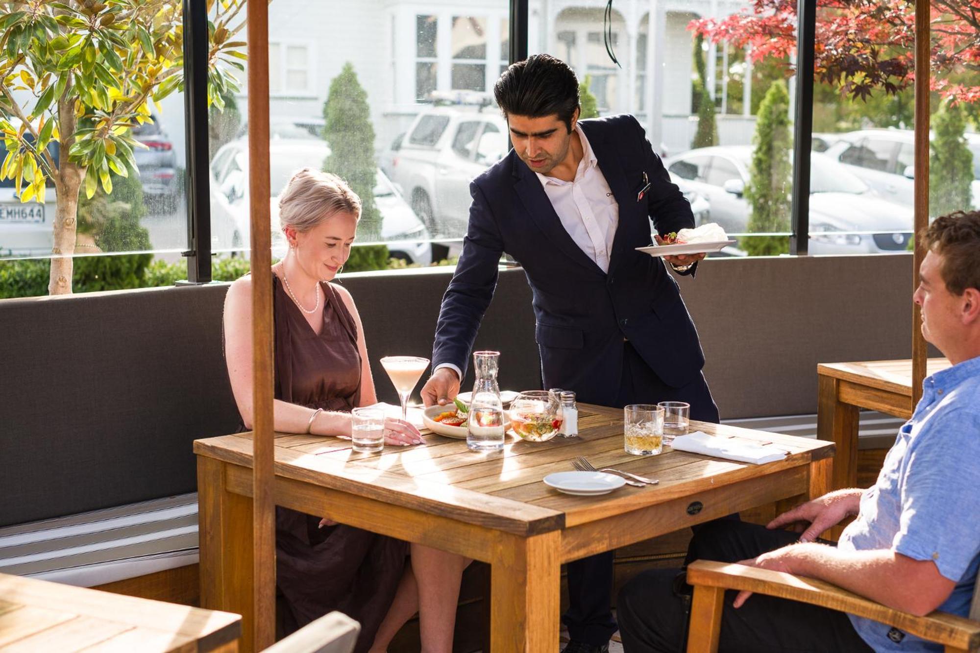 Carnmore Chateau Marlborough Blenheim Exterior foto A waiter serving a customer