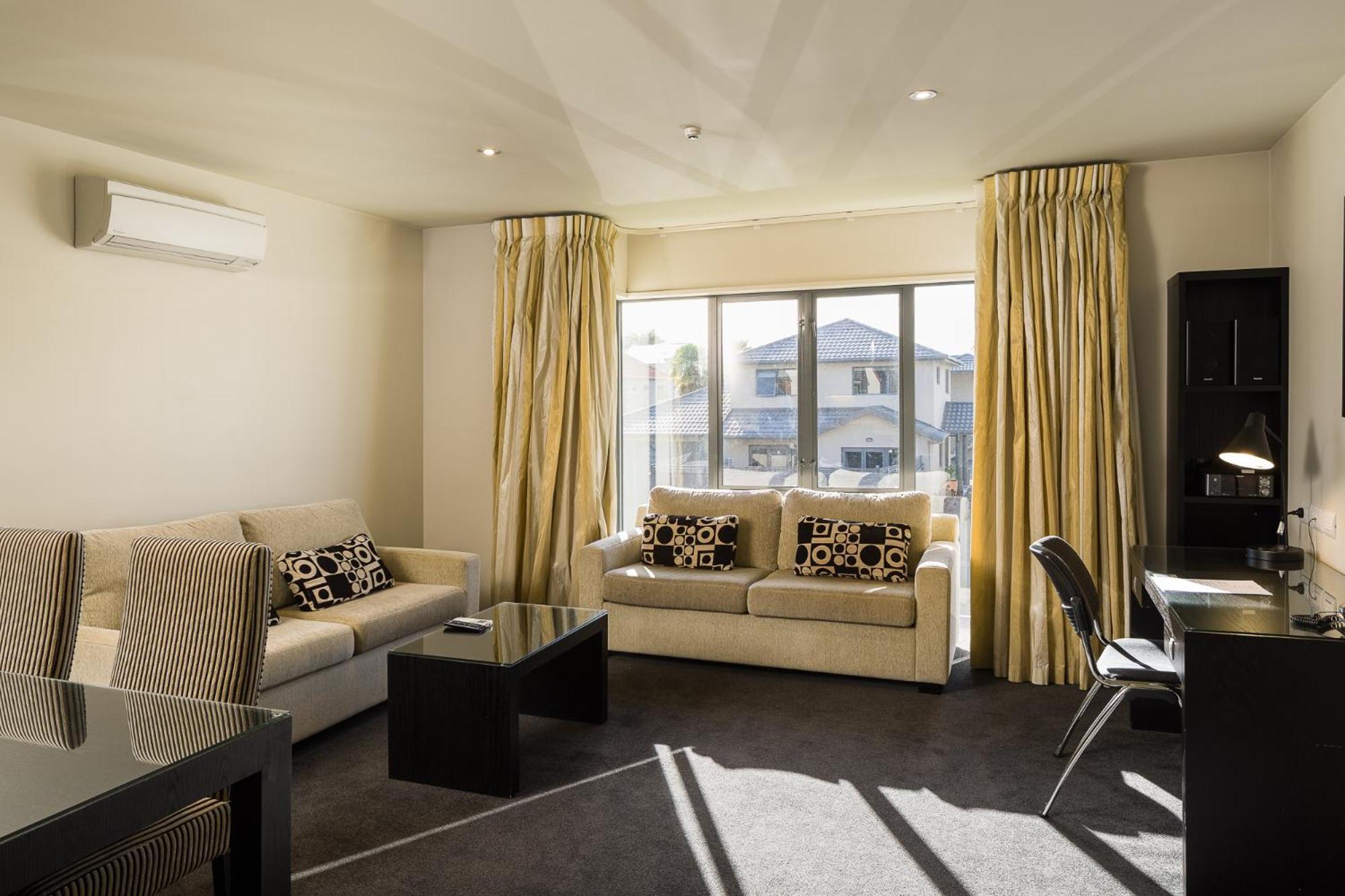 Carnmore Chateau Marlborough Blenheim Exterior foto A living room in a modern apartment